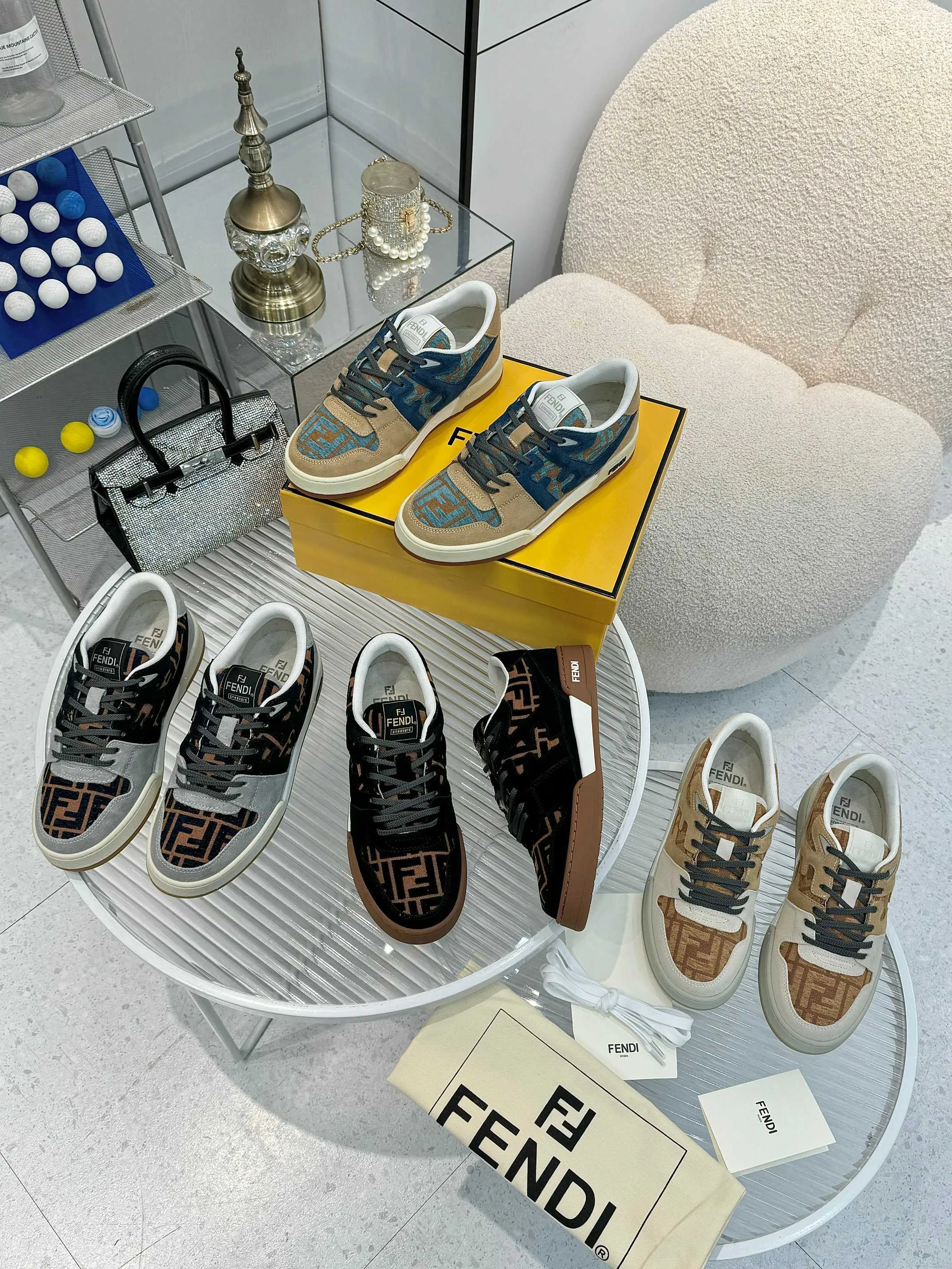 p620🐮🐮New❤Top super A version💯 Fendi Fendi 2025 New Year's King Explosive Style🔥 Many💑stars have the same style FD match. Original purchase for RMB14440. One to one replica. Designer Kim Jones's first sneaker fendi match and Donkey brand Trainer basketball sneakers, fresh blood injection and FF retro design It combines fashion and super comfort. [Wise] Whoever doesn’t grab it will regret it [There are many shoe uppers on the market with different color matching and cut corners in workmanship. The color matching and craftsmanship of my shoe upper are absolutely the same as the genuine products at the counter. Welcome to compare. Feet: Mesh injection molding pads 🎯 Soles: Please look for the original molded multi-color TPU outsole (❌ non-rubber sole) 🎯 Size: Female 35-41 Male 38-45 🎯 Packaging: Original 1:1 matching high-end packaging 🎁